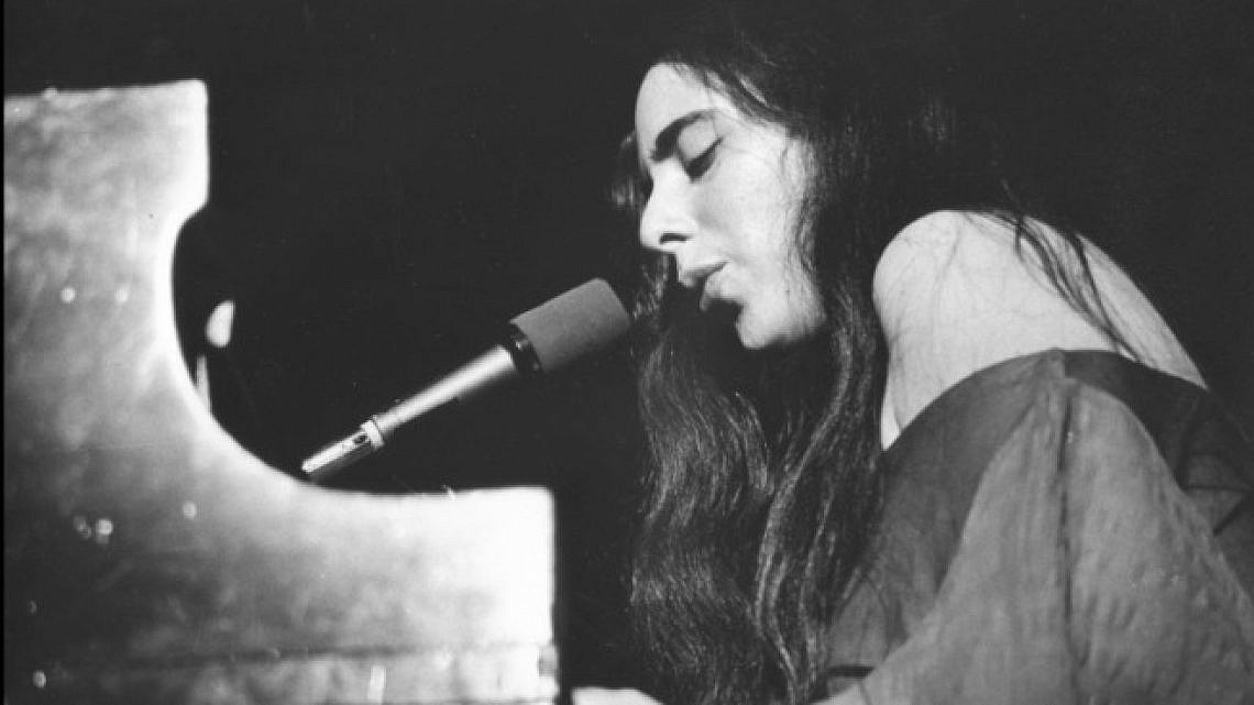לורה ניירו ב־1971