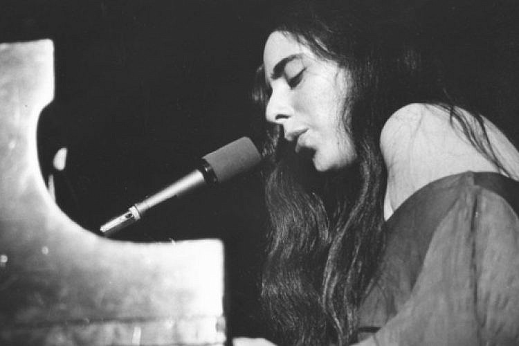 לורה ניירו ב־1971