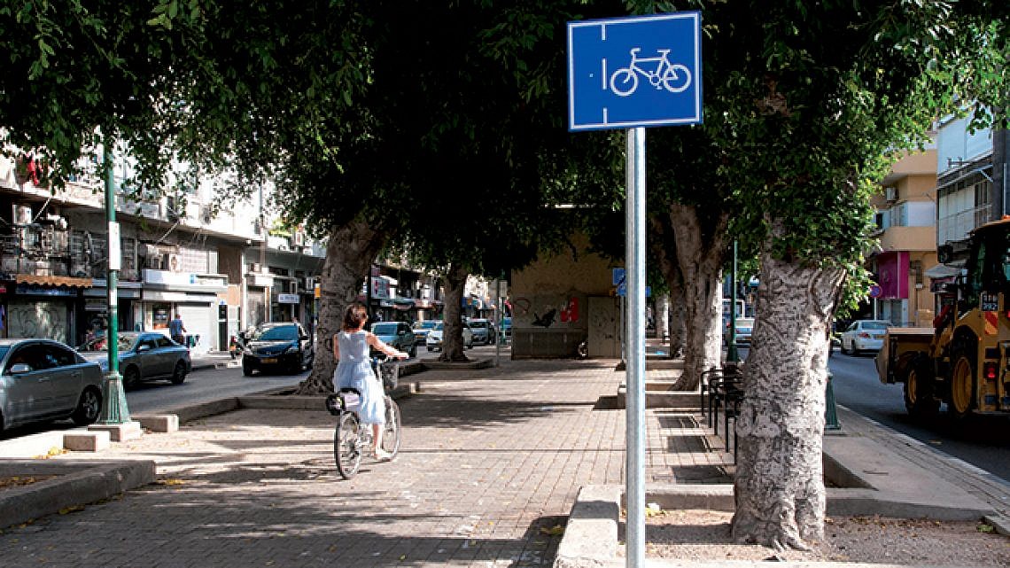 שביל אופניים חדש-ישן בשדרות ירושלים (צילום: אילן רוזן)