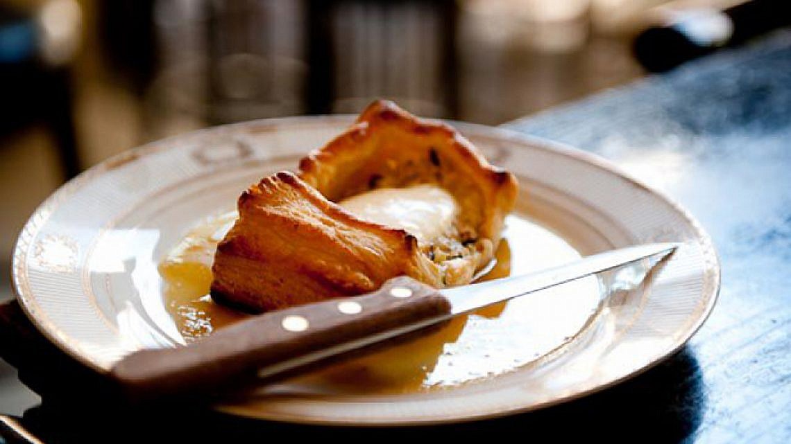 בורקס סרטנים בבסטה (צילום: רינת הלון) בורקס סרטנים בבסטה (צילום: רינת הלון)