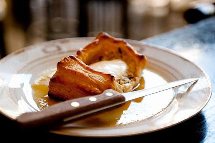 בורקס סרטנים בבסטה (צילום: רינת הלון)