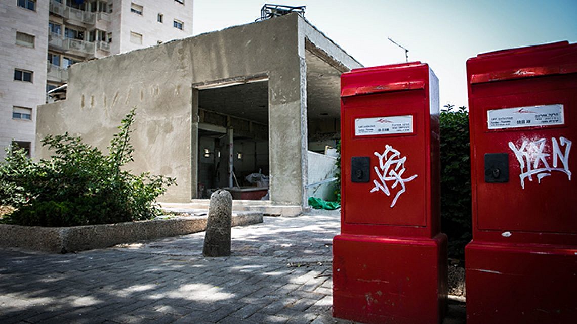 תיבות דואר אדומות בתל אביב (צילום: שלומי יוסף)