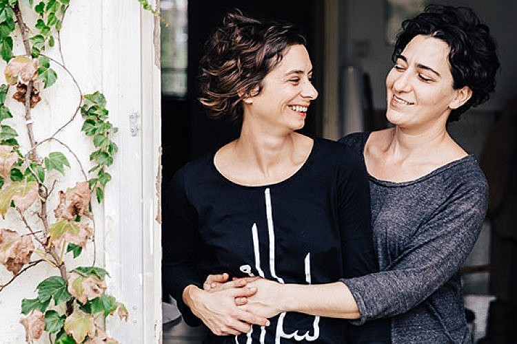 הבנות. אוהבות אוכל ואחת את השניה. צילום: מתן כץ