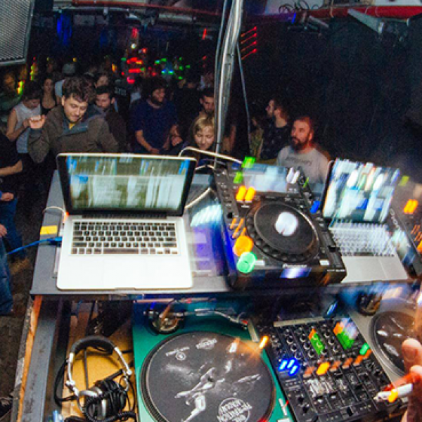 תחת. צילום: שני רייך