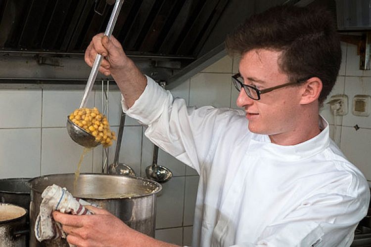 זהירות, יש תור ארוך. שלומי אלינגר בחומוס ושות'. צילום: אנטולי מיכאלו