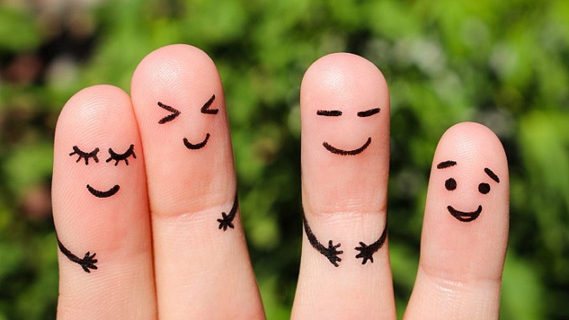 אצבעות וחיוכים. צילום: Shutterstock