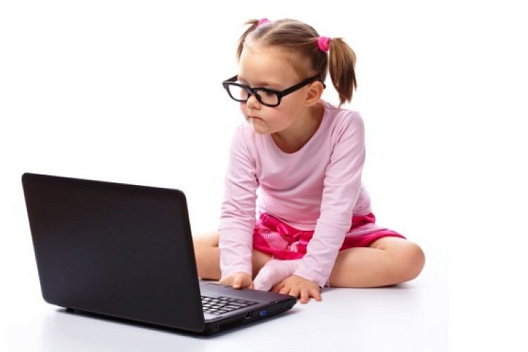 ילדה גולשת באינטרנט. צילום: Shutterstock