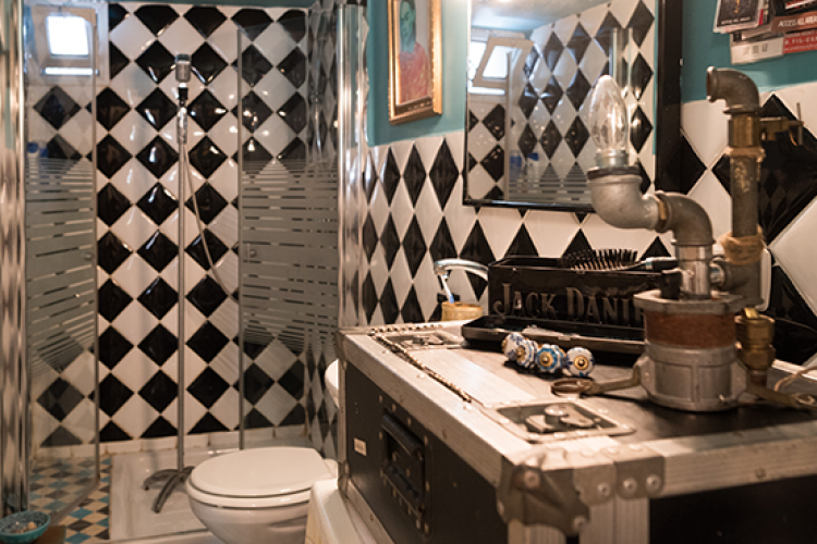 הדירה של קובי פרחי, סולן להקת אורפנד לנד. צילום: נמרוד סונדרס