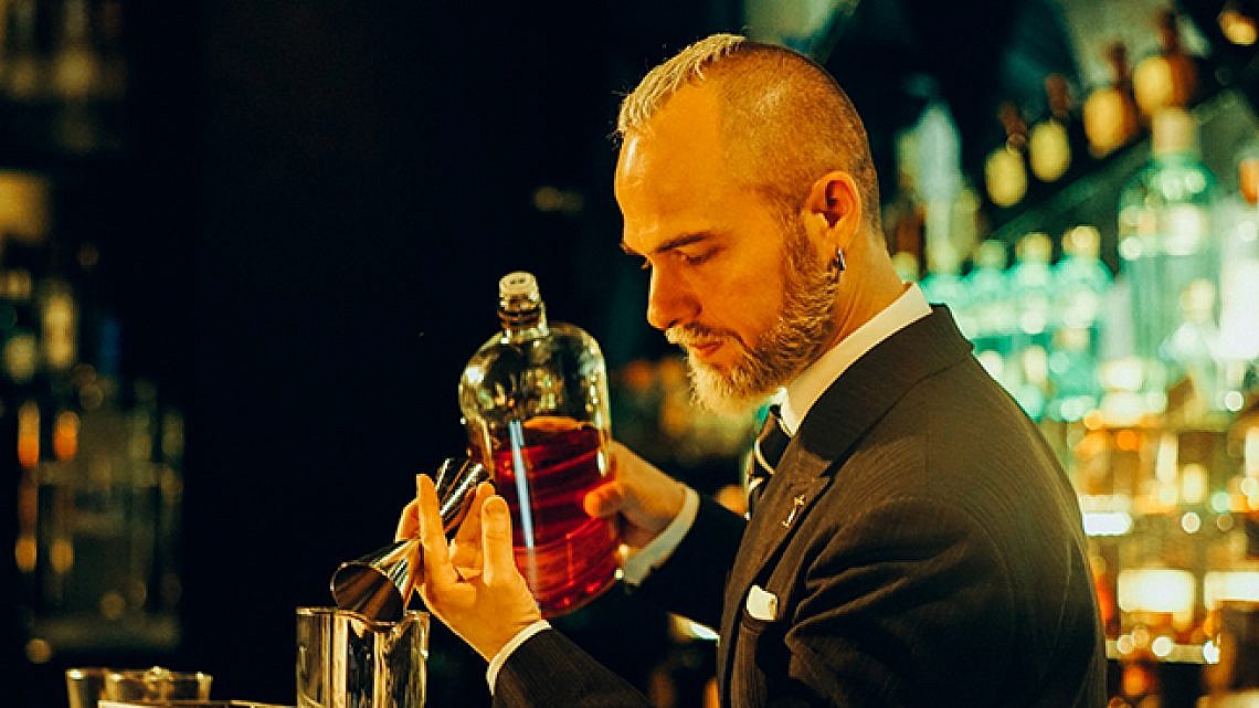 השיער, החליפה והזקן המחומצן. אריאל לייזגולד. צילום: יח"צ Monkey Business השיער, החליפה והזקן המחומצן. אריאל לייזגולד. צילום: יח"צ Monkey Business