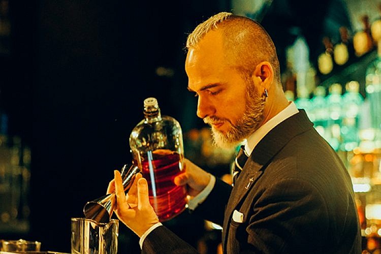 השיער, החליפה והזקן המחומצן. אריאל לייזגולד. צילום: יח"צ Monkey Business