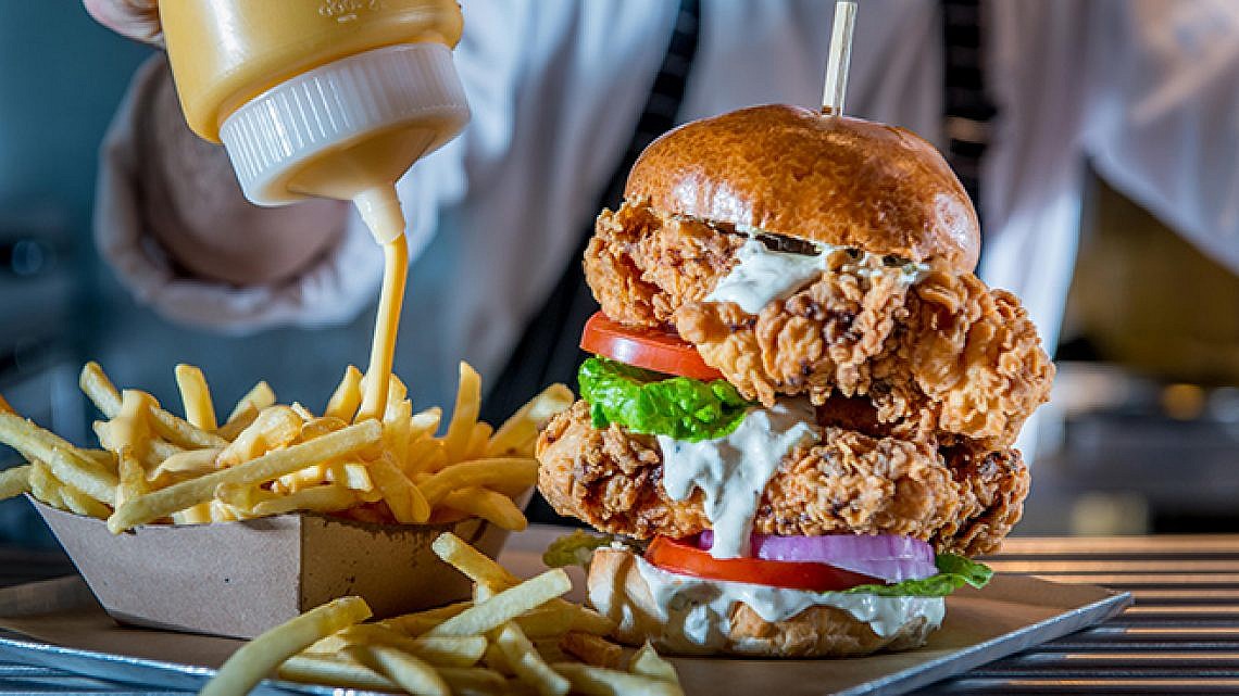 קריספי צ'יקן בפונדק דה לוקס. צילום: ירון ברנר קריספי צ'יקן בפונדק דה לוקס. צילום: ירון ברנר