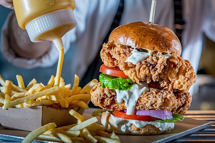 קריספי צ'יקן בפונדק דה לוקס. צילום: ירון ברנר