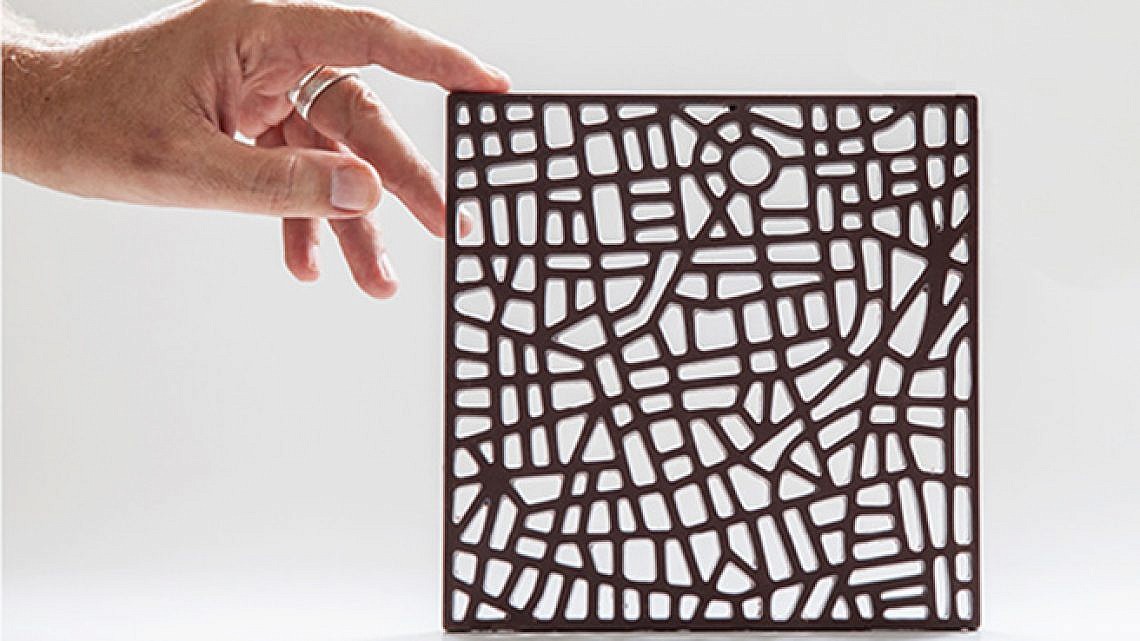 שוקולד תמתיק בצורת מפת תל אביב. צילום: מנש כהן וראומה חיות