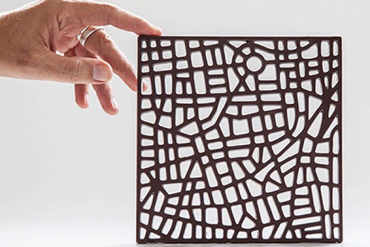 שוקולד תמתיק בצורת מפת תל אביב. צילום: מנש כהן וראומה חיות