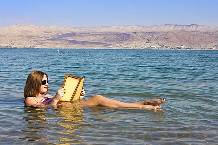 תיירת בים המלח. צילום: Shutterstock