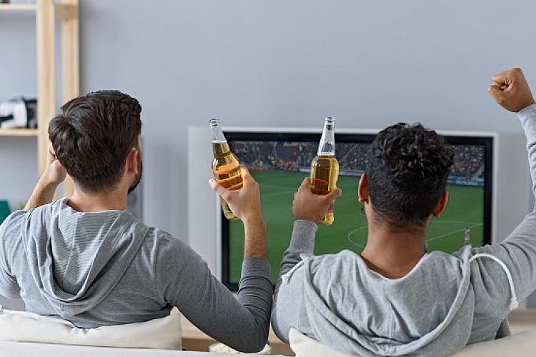 רואים כדורגל ביחד (צילום: shutterstock)