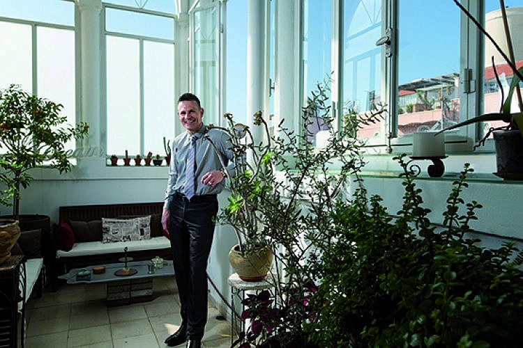 יובל ירון בדירתו. צילום: נמרוד סונדרס