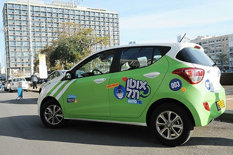האוטו שלנו קטן וירוק. מכונית אוטותל (צילום: כפיר סיון)