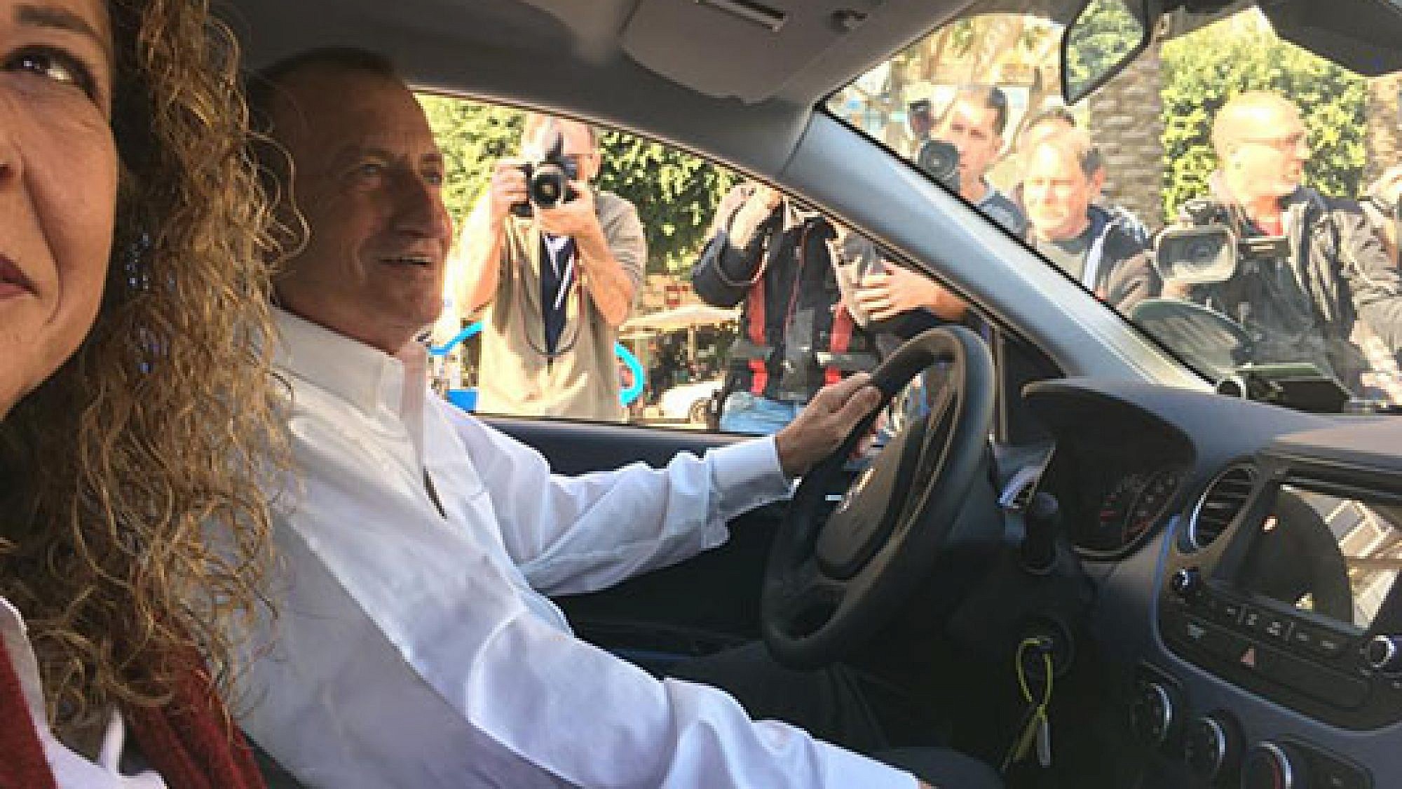ראש העיר רון חולדאי במכונית אוטותל (צילום: נועם כהן)