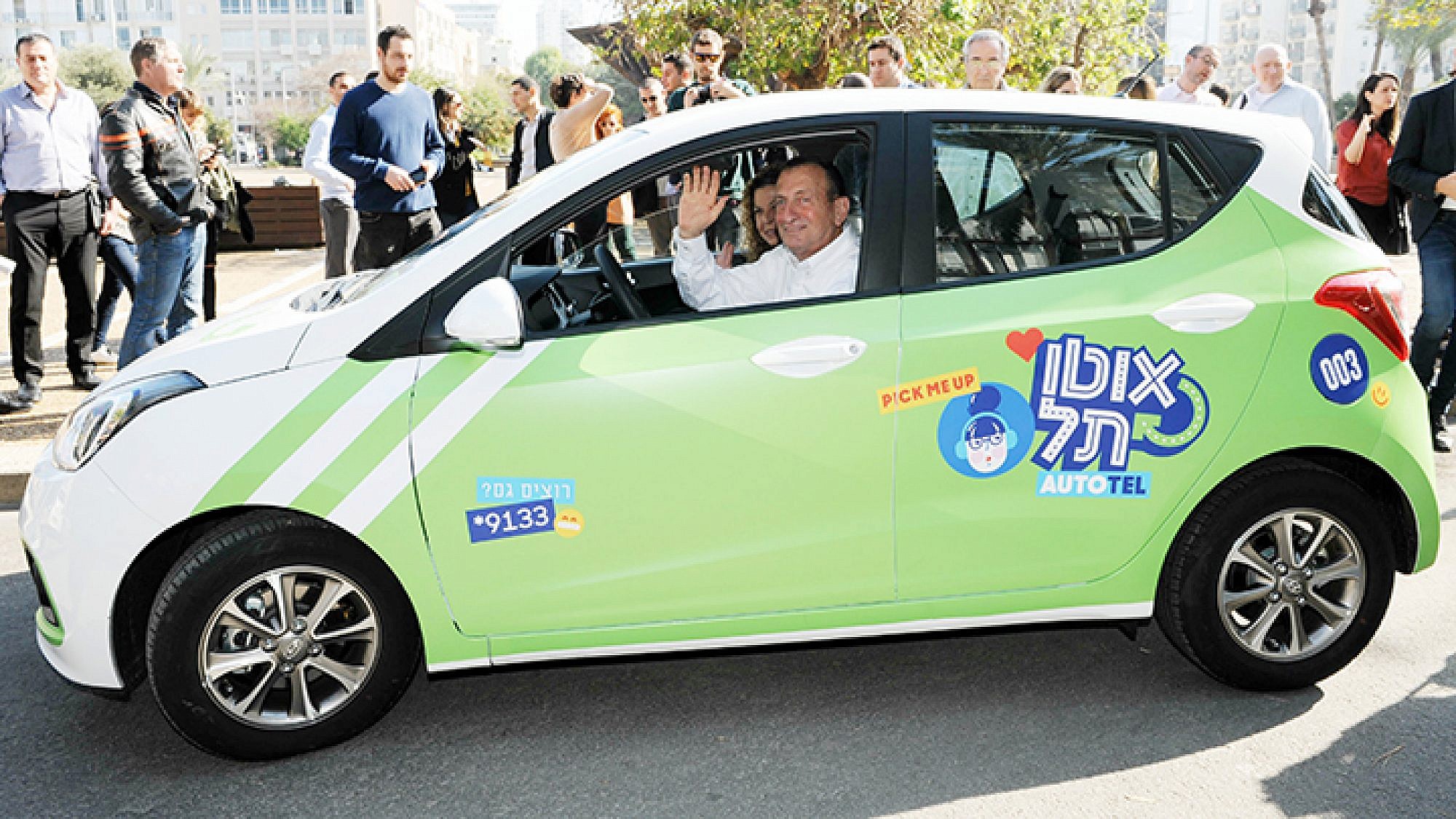 ראש העיר רון חולדאי במכונית אוטותל (צילום: כפיר סיון)