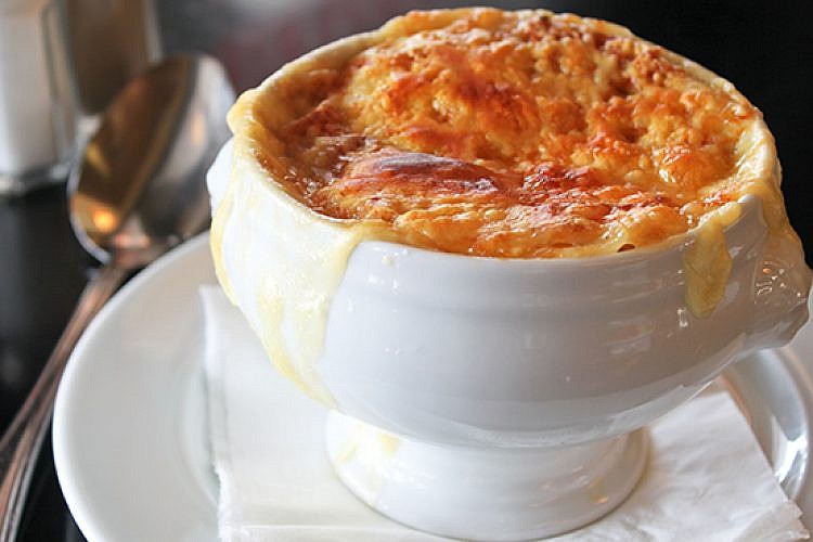 24/7 רק בסופ"ש, מרק הבצל המיתולוגי של הבראסרי. צילום: עידית בן עוליאל