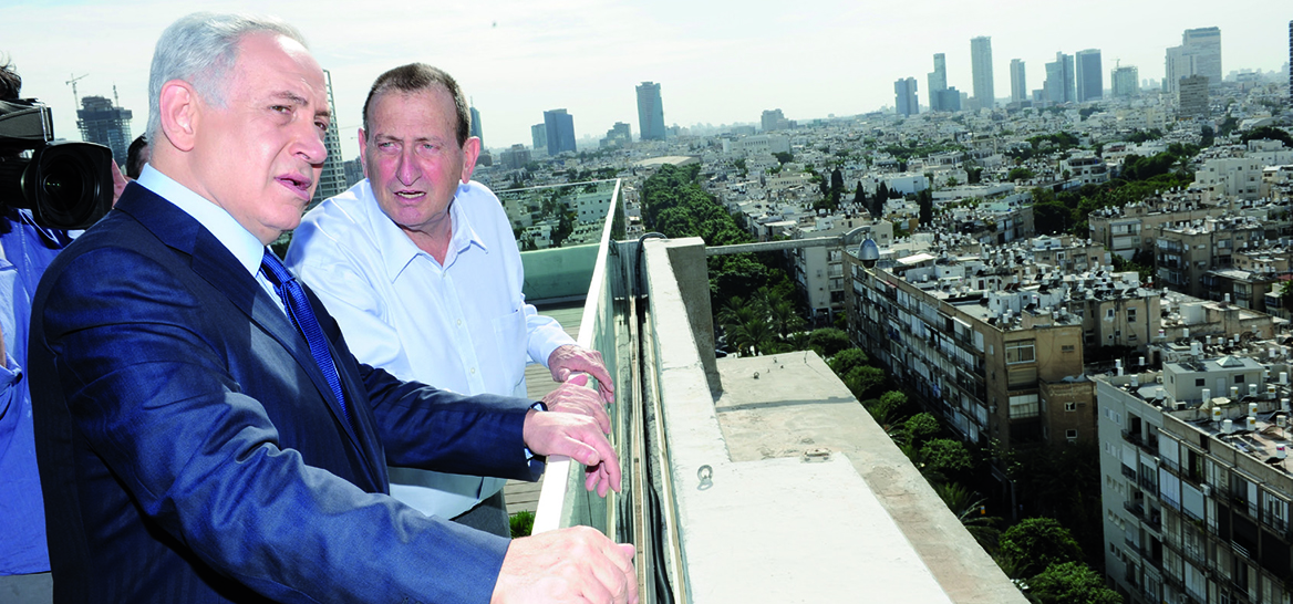 מי ינהל יותר טוב? זו לא השאלה היחידה. חולדאי ונתניהו בתל אביב (צילום: כפיר סיוון)