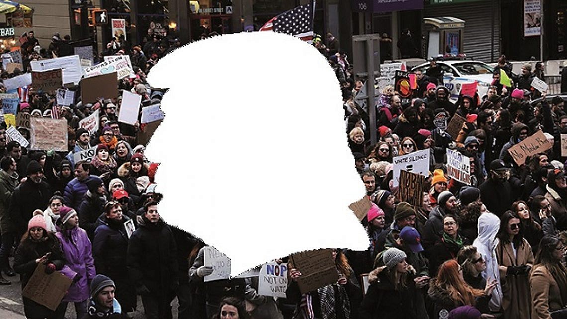 טראמפ מסתכל. הפגנה נגד איסור כניסת מוסלמים, השבוע בניו יורק. צילום: Gettyimages
