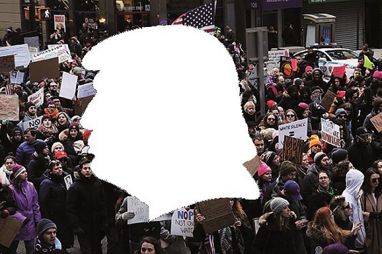 טראמפ מסתכל. הפגנה נגד איסור כניסת מוסלמים, השבוע בניו יורק. צילום: Gettyimages