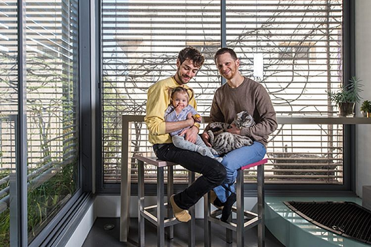 גל פלורסהיים ודורון גלבוע בדירתם. צילום: נמרוד סונדרס