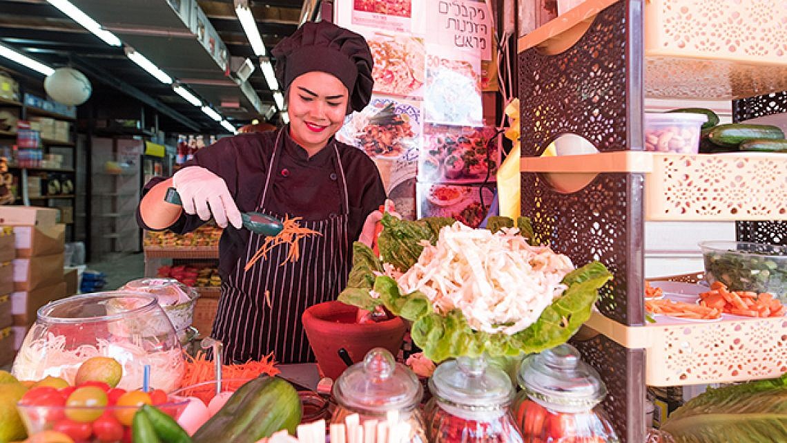 התפריט משתנה, דוכן תאילנדי בשוק הכרמל. צילום: נמרוד סונדרס