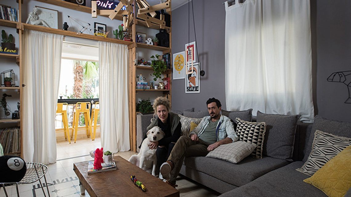 מטיאס ורעות זגוני והכלבה ג'וני בסלון ביתם. צילום: נמרוד סונדרס