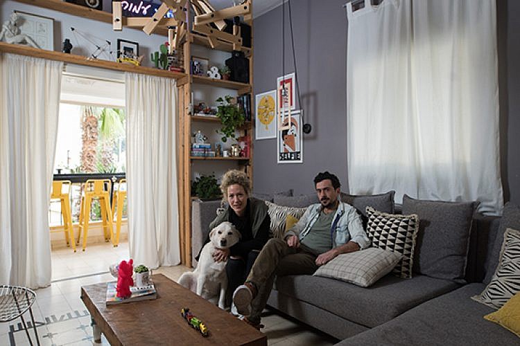 מטיאס ורעות זגוני והכלבה ג'וני בסלון ביתם. צילום: נמרוד סונדרס