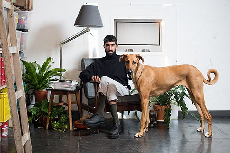 ג'ון יעקבי בדירתו. צילום: נמרוד סונדרס