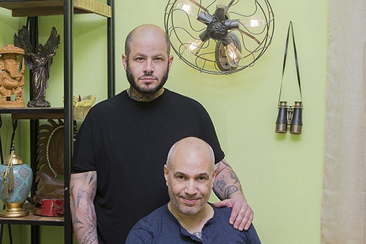 תומאס שמש וארז מור בסלון ביתם. צילום: אלי בוחבוט