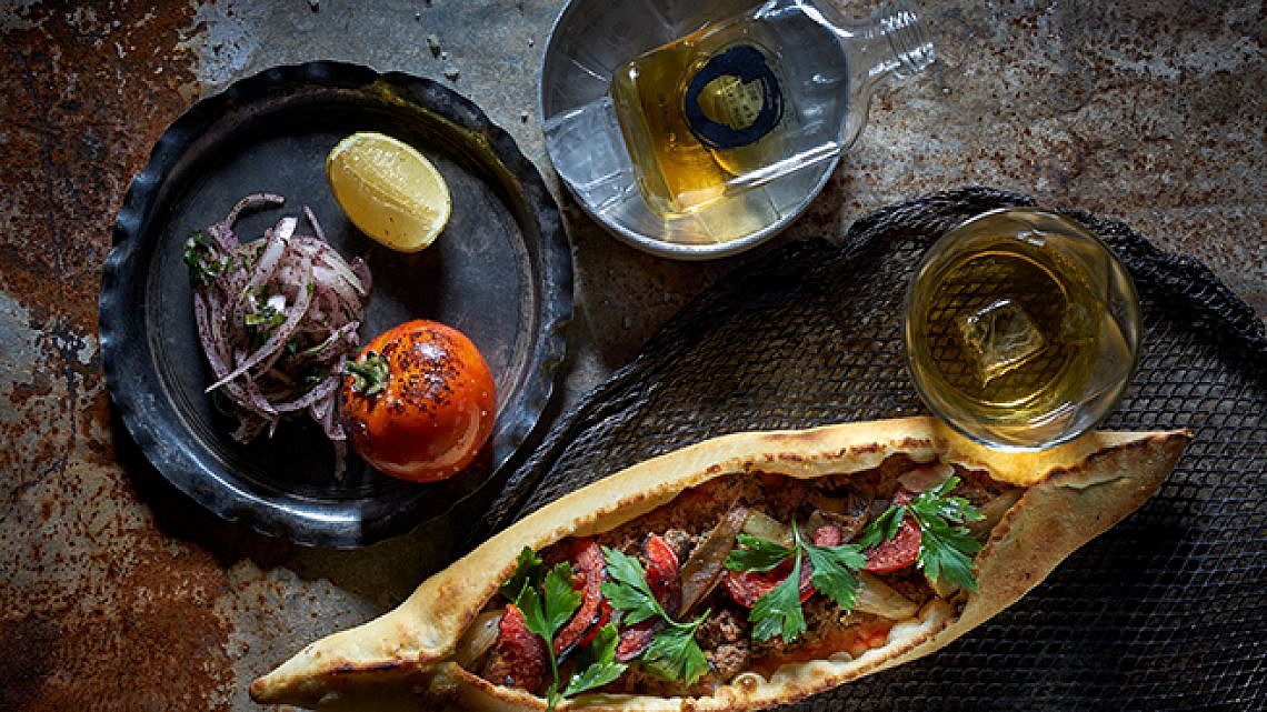 לחמא בעג'ון של מסעדת אונזה. צילום: אנטולי מיכאלו לחמא בעג'ון של מסעדת אונזה. צילום: אנטולי מיכאלו