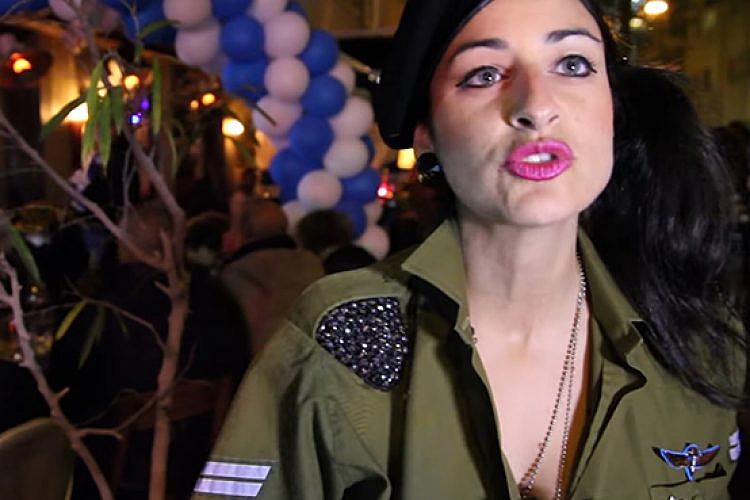 אבי עושה את ארץ הקודש (צילום מסך מתוך הסדרה)