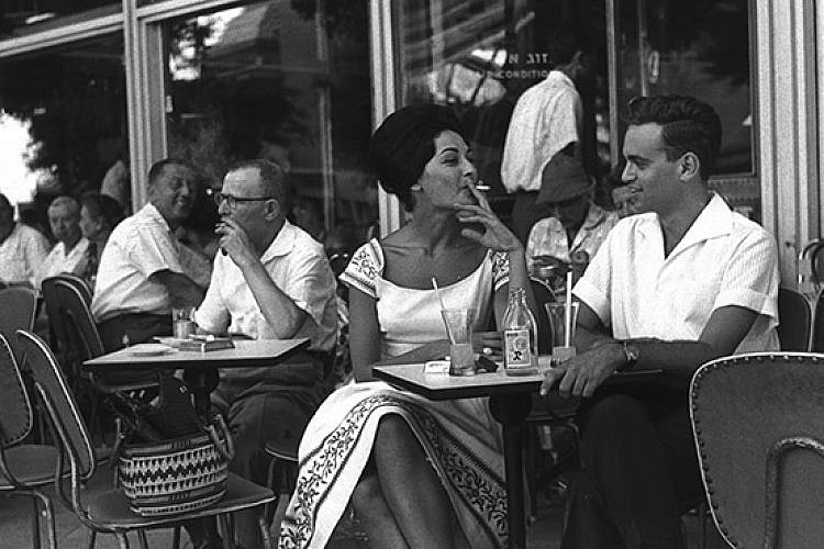 אף אחד לא עובד בעיר הזאת. לוגמים ב־1960. צילום: פריץ כהן, לע"מ