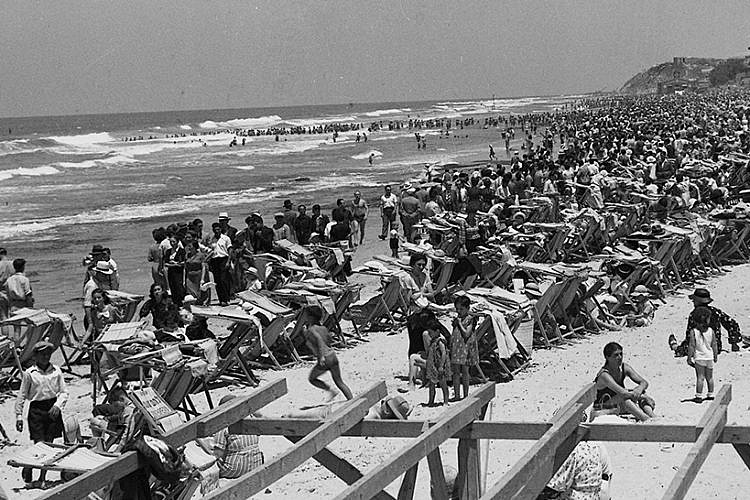 חוף הים של תל אביב (1938). צילום: לע&quot;מ