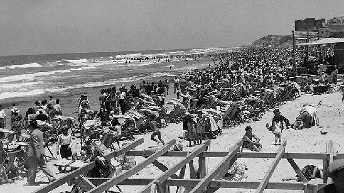 חוף הים של תל אביב (1938). צילום: לע"מ