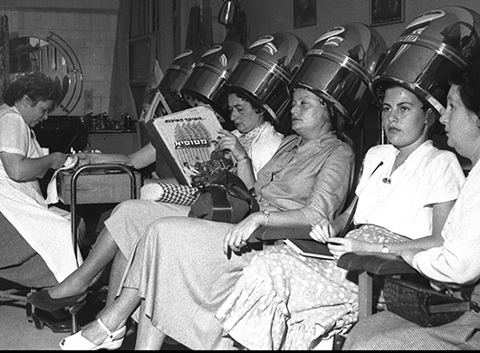 נשים יושבות במספרה בשינקין (1958). צילום: האנס פין/לע"מ