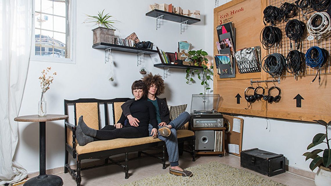 דוד גורנשטיין ואלי אוריאן בדירתם. צילום: נמרוד סונדרס