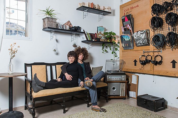 דוד גורנשטיין ואלי אוריאן בדירתם. צילום: נמרוד סונדרס