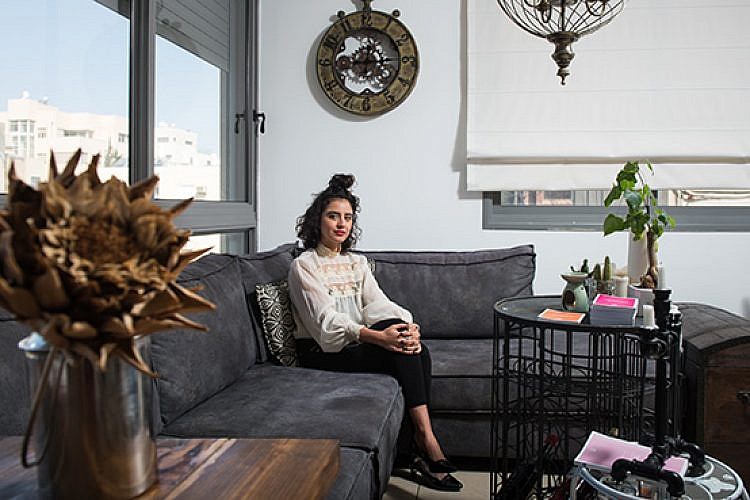 קארין זלאיט בדירתה. צילום: נמרוד סונדרס