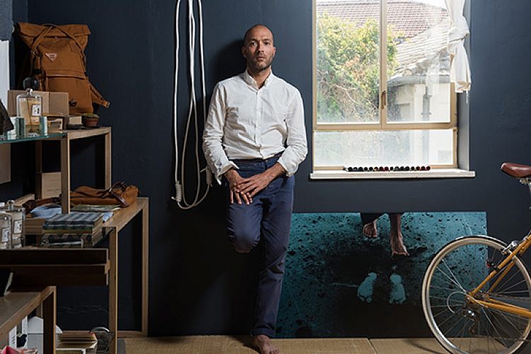 גרגורי ישראל אבו בביתו. צילום: נמרוד סונדרס