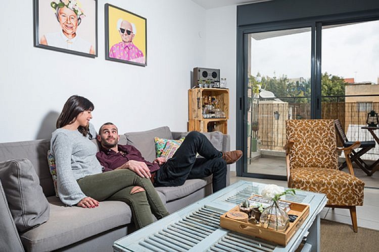 שני בר עוז ורן איצקוביץ' בדירתם. צילום: נמרוד סונדרס