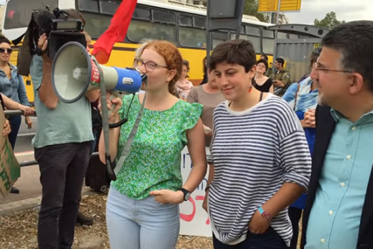 תמר אלון (צילום מסך מתוך YouTube)