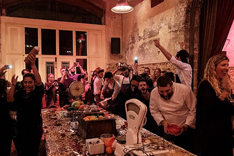 אותנטיות מפורמטת. אסף גרניט מבשל ארוחה סודית של מחלבות גד בהפקת Time Out. צילום: פרדי מולי