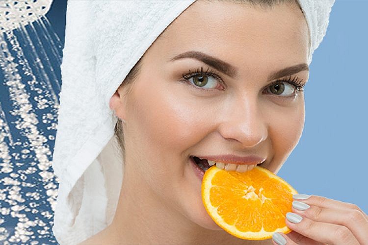 אוכלת תפוזים במקלחת וטוב לה. צילום: שאטרסטוק. עיבוד תמונה: רוי גיא