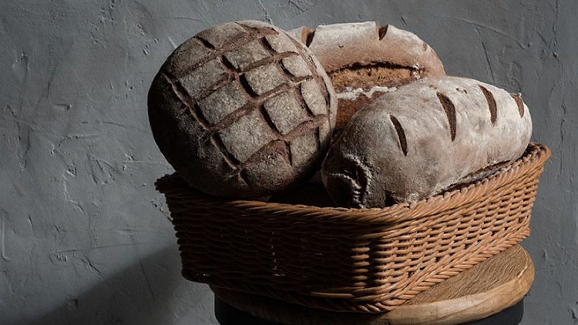 מעדניית משק ברזילי, לחמים ולא רק.  צילום: אנטולי מיכאלו