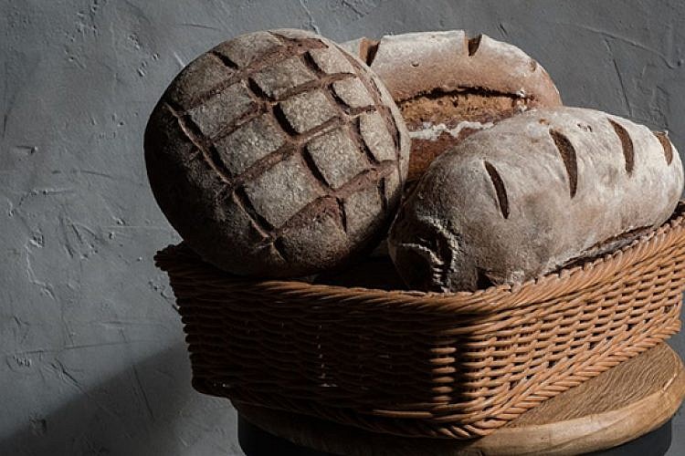 מעדניית משק ברזילי, לחמים ולא רק.  צילום: אנטולי מיכאלו